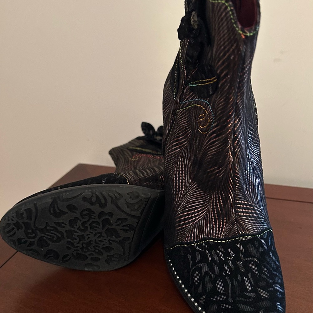 L'ATISTE Black and Brown Heeled Boots with Floral Accent - Picture 5 of 7